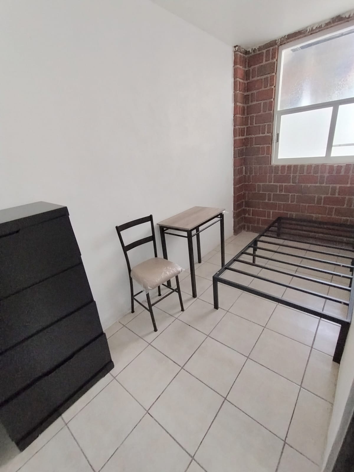 Habitación amueblada con escritorio